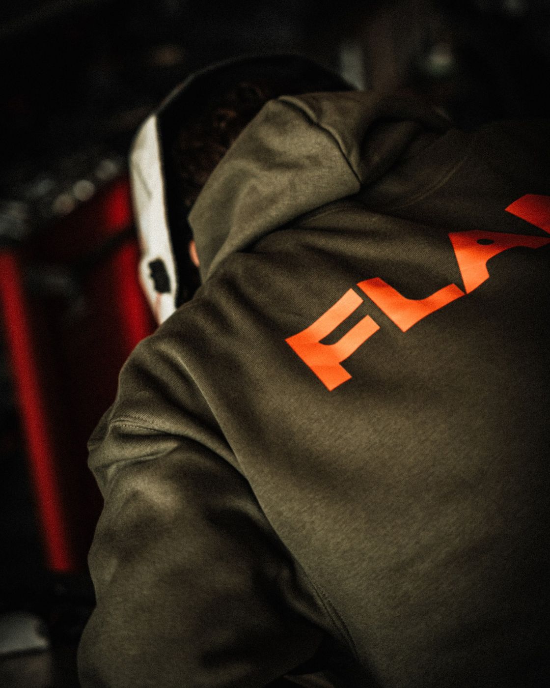 Flamid-Schriftzug auf dem Rücken des Hoodies