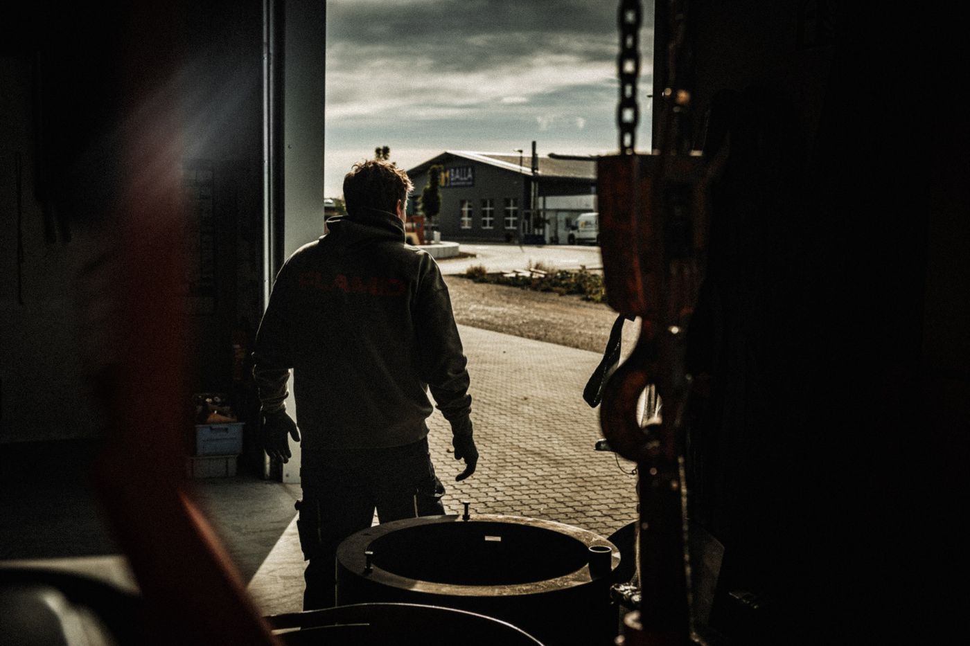 Blick aus dem Werkstatttor auf die Alb