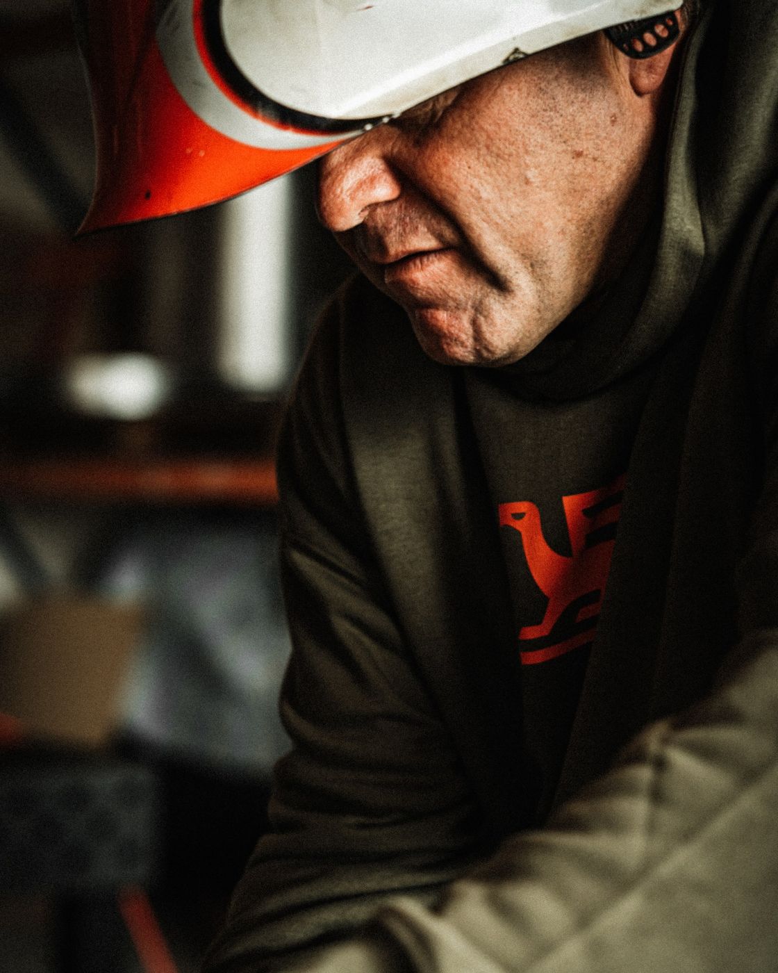 Metallbauer mit Schweißhelm im Flamid-Hoodie